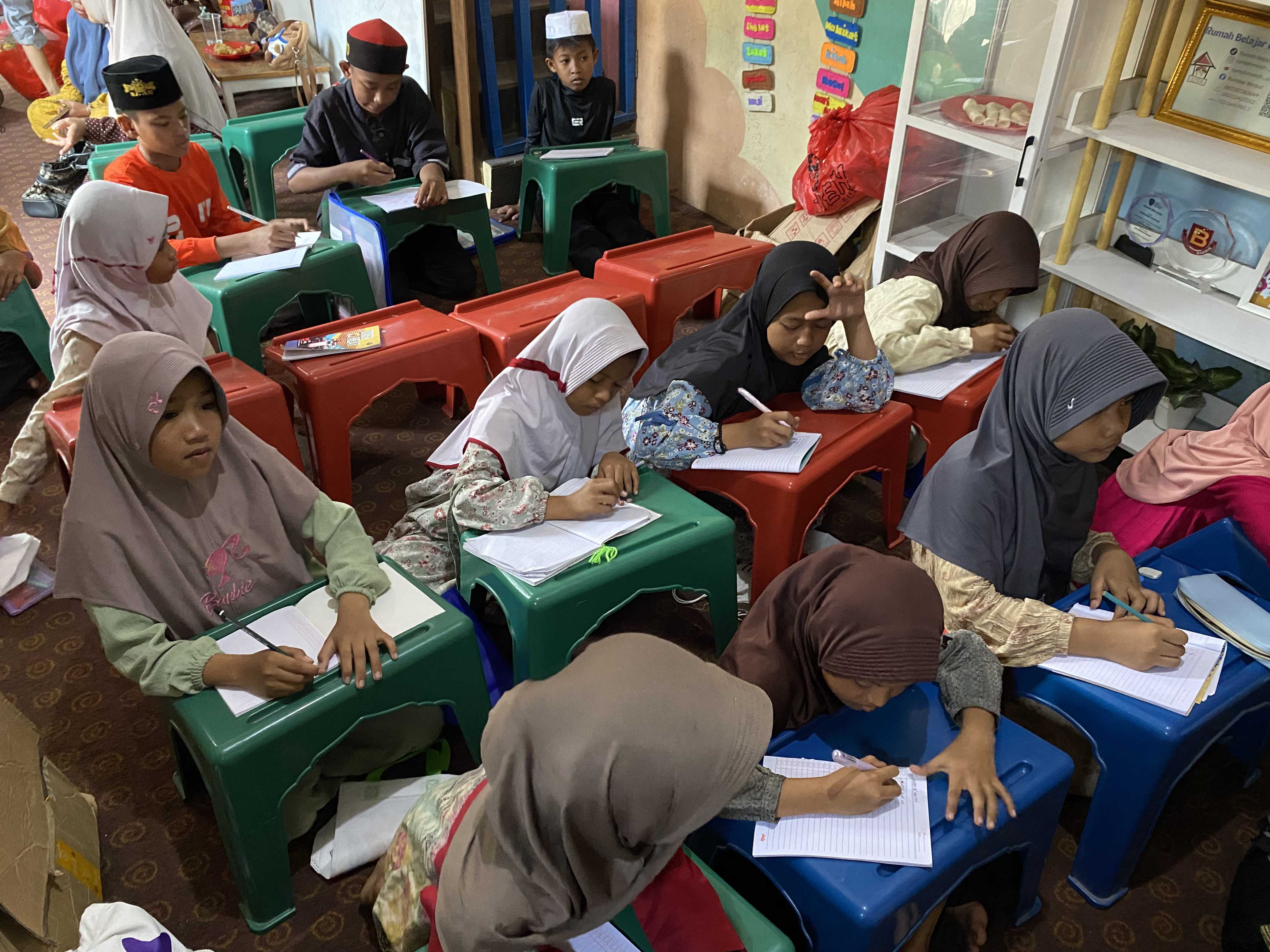 Anak Nelayan Cilincing Belajar di Tengah Panas yang Mencekik